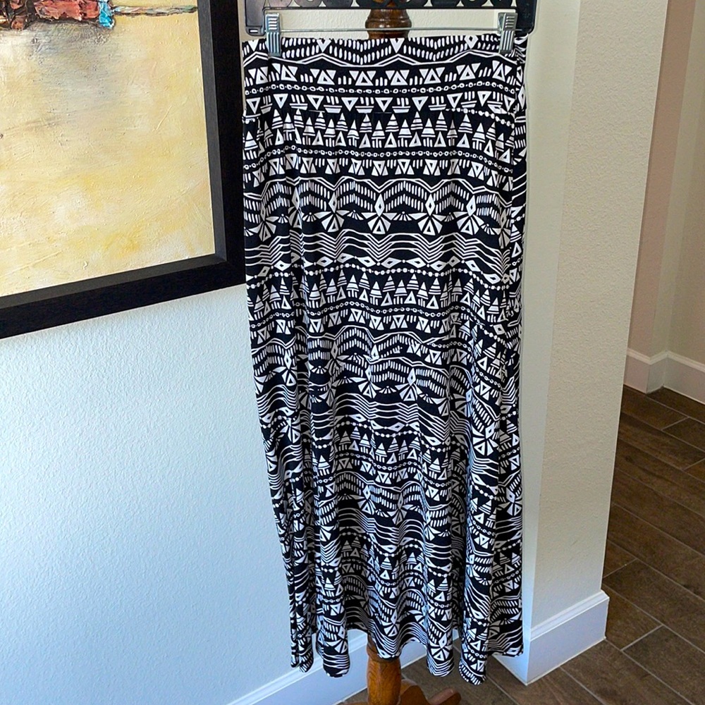 New Directions skirt in black and white .. SZ small. Great design with comfort!